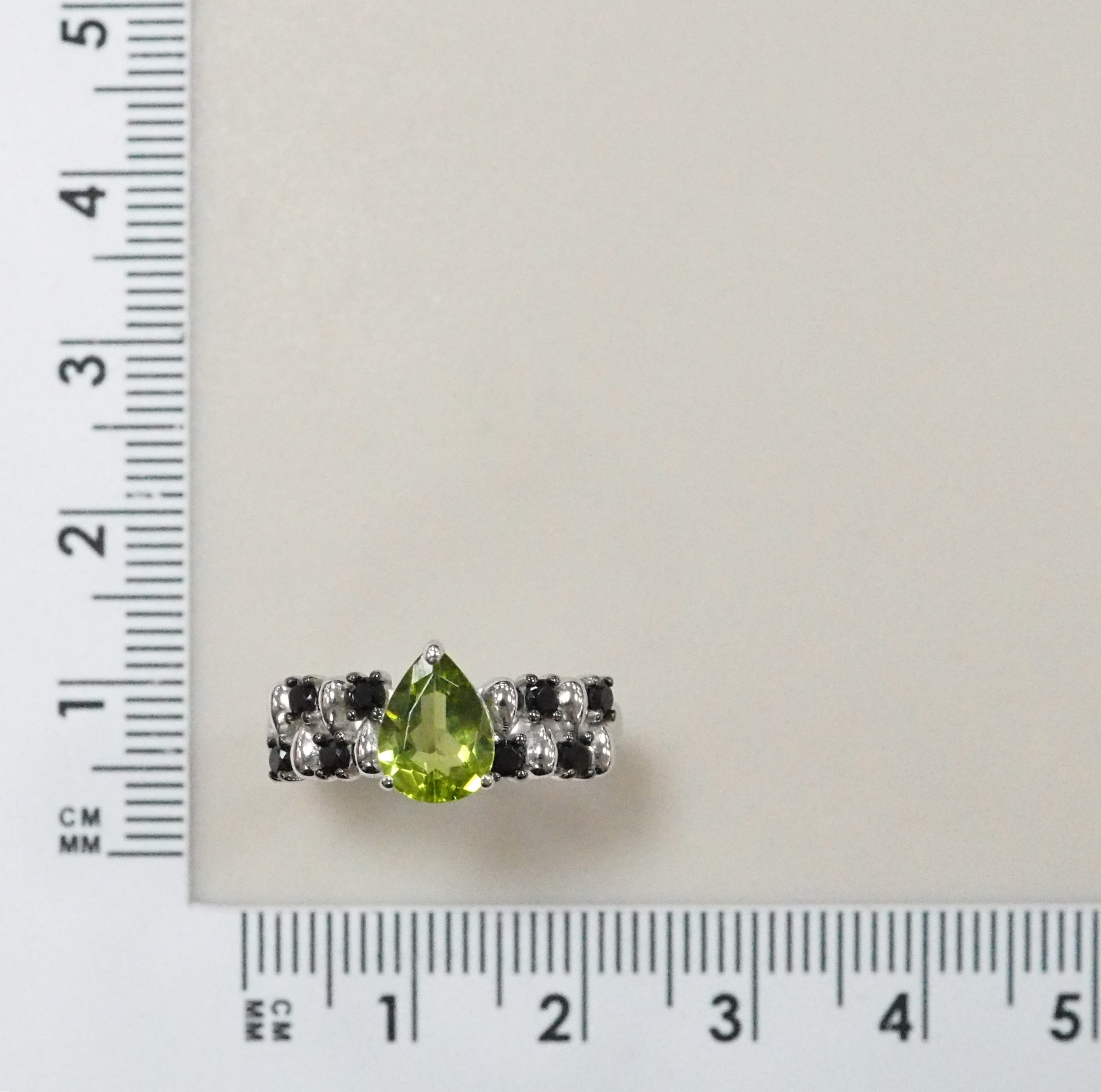 Серебряное кольцо с хризолитом